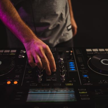 De Cero a Cabina: Aprende DJ y Producción Musical Paso a Paso